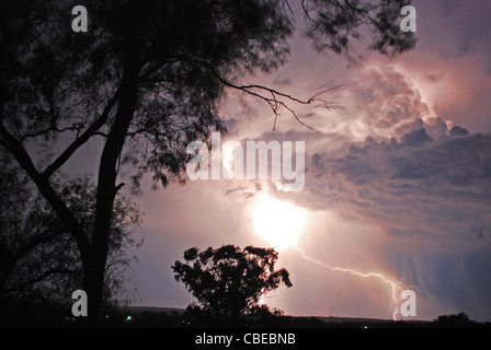 Gewitterwolken und Blitze bei Tamworth Australia Stockfoto