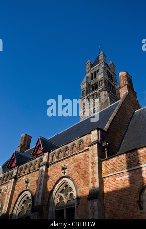 Mittelalterliches Haus und St. Salvator Cathedral in Brügge, Belgien. Stockfoto