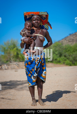 Mucubal Frau In Ompota Kopfschmuck hält ihr Baby, Virie Bereich, Angola Stockfoto