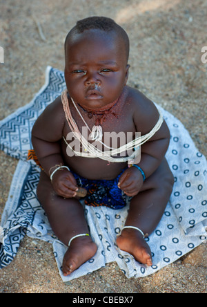 Mucubal Baby auf dem Boden, Virie Bereich, Angola Stockfoto