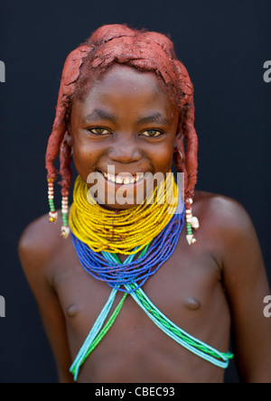 Mwila Mädchen Oncula auf dem Haar, Chibia Bereich, Angola Stockfoto