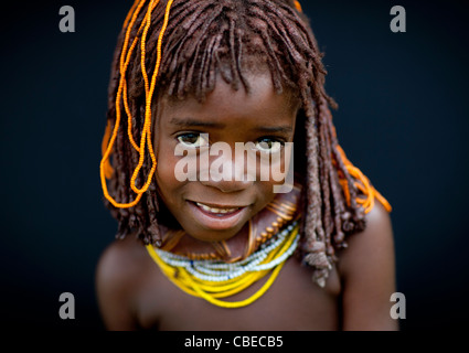 Mwila Mädchen mit den traditionellen Vikeka Schlamm Halskette, Angola Stockfoto