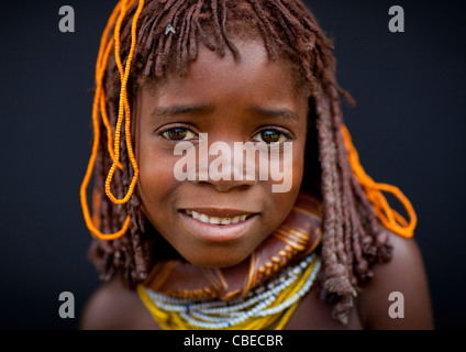 Schüchternes Mwila Mädchen mit Perlen Schmuck, Chibia Bereich, Angola Stockfoto