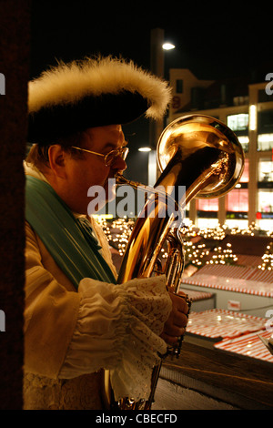 Eine lokale Hornist mit Blick auf den Weihnachtsmarkt spielen Weihnachtslieder an der Spitze der Stadt Halle Leipzig, Deutschland. Stockfoto