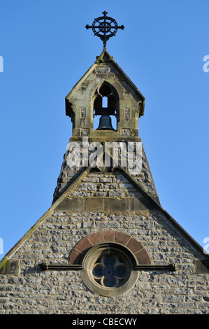 Schachtelhalm mit dekorativen Metall Kreuzblume. Kapelle Oif Sleddall Jubillee Armenhäuser, Aynam Road, Kendal, Cumbria, England, U.K Stockfoto