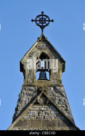 Schachtelhalm mit dekorativen Metall Kreuzblume. Kapelle Oif Sleddall Jubillee Armenhäuser, Aynam Road, Kendal, Cumbria, England, U.K Stockfoto