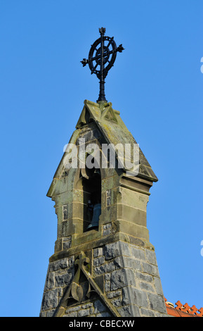 Schachtelhalm mit dekorativen Metall Kreuzblume. Kapelle Oif Sleddall Jubillee Armenhäuser, Aynam Road, Kendal, Cumbria, England, U.K Stockfoto