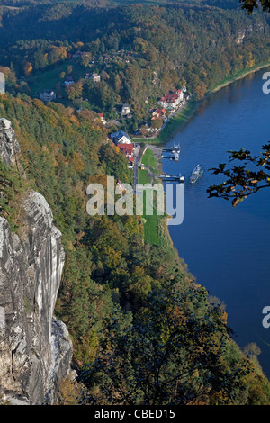 Blick von der Bastei Cliff, einer spektakulären Felsformation an der Elbe und das Dorf Niederrathen. Elbsandsteingebirge. Stockfoto
