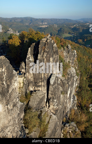 Blick von der Bastei Cliff, einer spektakulären Felsformation. Elbsandsteingebirge, Sachsen, Deutschland. Stockfoto