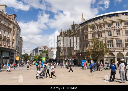 Sheffield Stadtzentrum Fargate Pedestrainised Einkaufsviertel von Ecke des Surrey Straße & Barkers Pool, UK Stockfoto