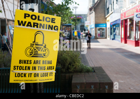 Ein Warnzeichen der Polizei über den Diebstahl von Fahrrädern im Stadtzentrum von King's Lynn. Stockfoto