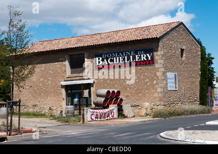 Domaine de Bachellery Wein Verkäufer am Stadtrand von Béziers, Languedoc im Süden Frankreichs. Stockfoto