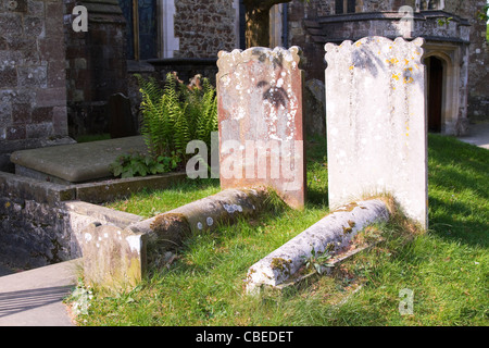 Grabsteine in einem sonnigen Land Kirche Friedhof Stockfoto