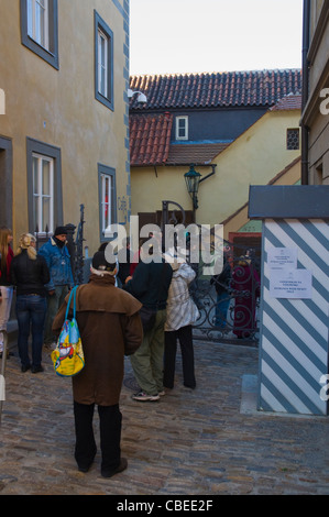 Touristen vor renoviert Zlata Ulicka das Goldene Gässchen in Hradschin das Budaer Burgviertel Prag Tschechische Republik Europa Stockfoto