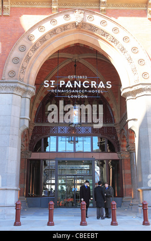 Der Eingang zu den Luxus St Pancras Renaissance Hotel London Euston Road, in London, Großbritannien Stockfoto