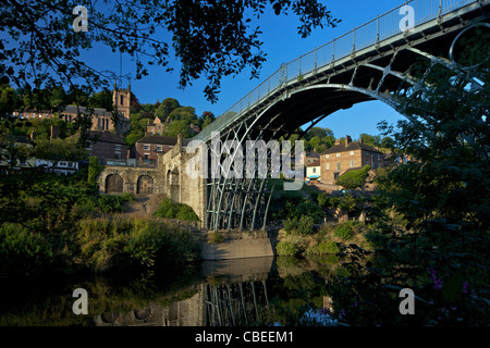 Ironbridge und Fluss Severn, im Sommer, Shropshire, England, UK, Vereinigtes Königreich, GB, Großbritannien, britische Inseln, Europa Stockfoto