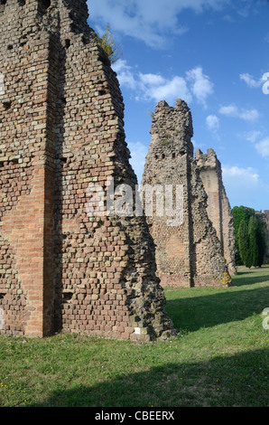 Überreste, Ruinen und Ziegelsäulen des ruinierten römischen Aquädukts bei Frejus Var Frankreich Stockfoto