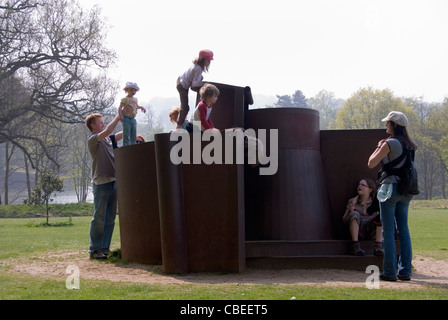 Familien genießen klettern auf Anthony Caro, träumen Stadt Stahlskulptur, Yorkshire Sculpture Park, UK Stockfoto