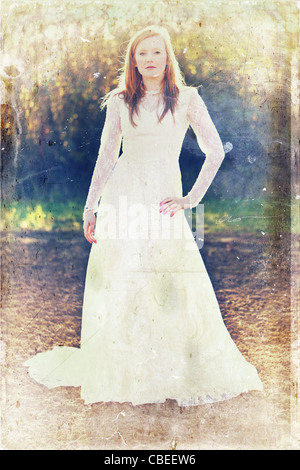 Teenager Braut trägt eine Vintage Brautkleid in einem Feld Stockfoto