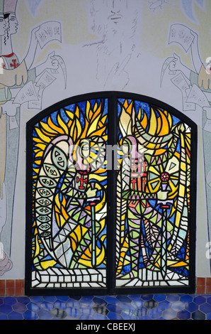 Kreuzritter oder mittelalterliche Ritter Buntglastüren von Jean Cocteau, Kapelle Notre-Dame-de-Jerusalem, Frejus, Var, Frankreich Stockfoto