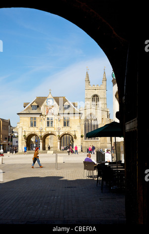 Peterborough - steht die Butter Kreuz (Guildhall) stammt aus dem Jahre 1691 in Domplatz, früher bekannt als der Marktplatz Stockfoto