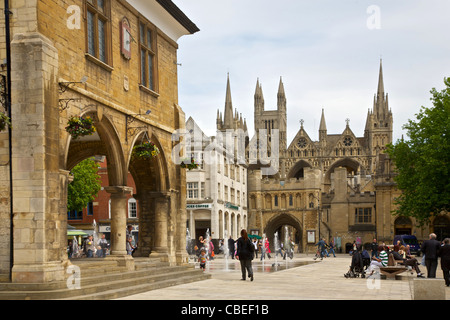 Ansicht von Peterborough Kathedrale aus der Butter Kreuz (Guildhall) in Domplatz Stockfoto