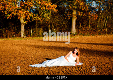 Teenager Braut in einem Feld zur Festlegung Stockfoto