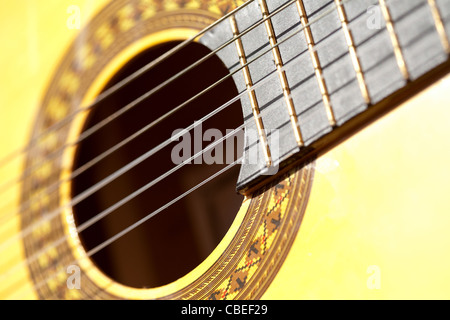 Akustik-Gitarrensaiten Stockfoto