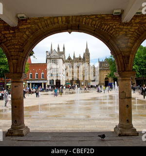 Ansicht von Peterborough Kathedrale aus der Butter Kreuz (Guildhall) in Domplatz Stockfoto