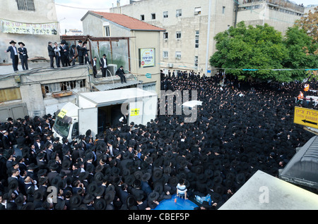 Trauerfeier von Rabbi Nathan Zvi Finkel von Mir Jeschiwot. Mea Shearim, Jerusalem. Stockfoto