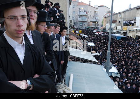 Trauerfeier von Rabbi Nathan Zvi Finkel von Mir Jeschiwot. Mea Shearim, Jerusalem. Stockfoto