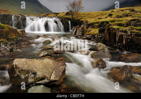 Wasserfall am Fluss im Langstrath-Tal im englischen Lake District Stockfoto