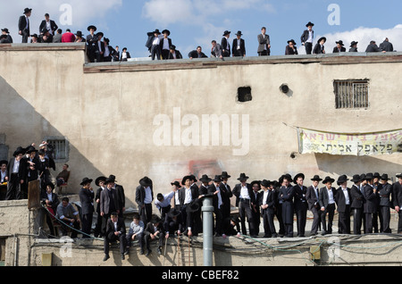 Trauerfeier von Rabbi Nathan Zvi Finkel von Mir Jeschiwot. Mea Shearim, Jerusalem. Stockfoto