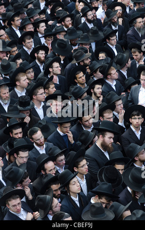 Trauerfeier von Rabbi Nathan Zvi Finkel von Mir Jeschiwot. Mea Shearim, Jerusalem. Stockfoto