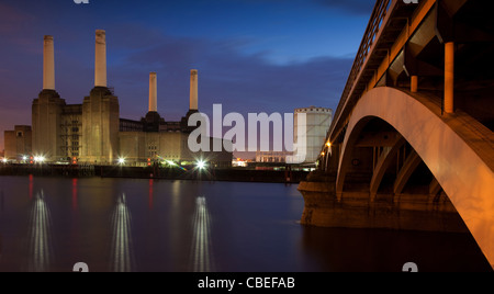 Battersea Kraftwerk in der Nacht von der Nordseite der Themse und dem Grosvenor Bridge nach rechts gedreht Stockfoto