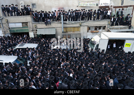 Trauerfeier von Rabbi Nathan Zvi Finkel von Mir Jeschiwot. Mea Shearim, Jerusalem. Stockfoto