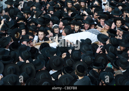 Trauerfeier von Rabbi Nathan Zvi Finkel von Mir Jeschiwot. Mea Shearim, Jerusalem Stockfoto