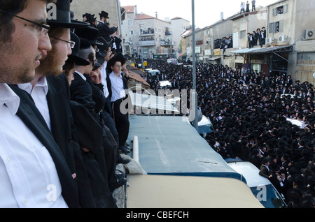 Trauerfeier von Rabbi Nathan Zvi Finkel von Mir Jeschiwot. Mea Shearim Stockfoto