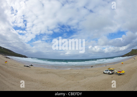 RNLI Rettungsschwimmer am Porthmeor Beach, Atlantik, St. Ives, Cornwall, Südwesten, England, UK, Vereinigtes Königreich, GB, Großbritannien Stockfoto