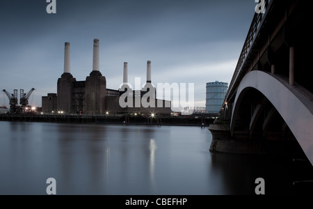 Battersea Kraftwerk in der Nacht von der Nordseite der Themse und dem Grosvenor Bridge nach rechts gedreht Stockfoto