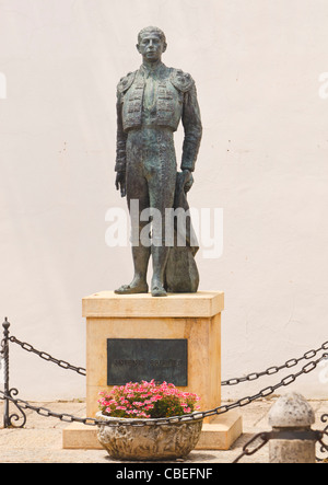 Ronda, Provinz Malaga, Spanien. Statue der Stierkämpfer Antonio Ordoñez, 1932-1998, außerhalb Stierkampfarena Stockfoto