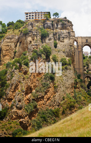 Ronda, Provinz Malaga, Spanien. Schlucht und Puente Nuevo (neue Brücke). Nationalen Parador auf linken Seite der Brücke. Stockfoto