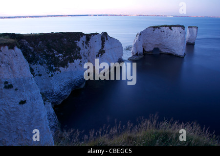 Old Harry Rocks. Massive Kreide Stapel stehen direkt neben den schwindelerregenden Kalksteinfelsen der Purbeck Küste. Dorset, England, Vereinigtes Königreich. Stockfoto