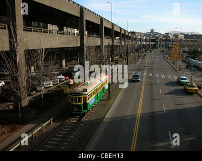 Strassenbahn macht es den Weg entlang Seite Alaskan Way Viaduct in Seattle, Wa. 2004 Stockfoto