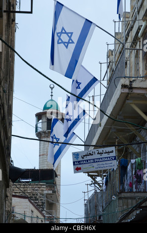 Israelische Fahnen und Minarett im muslimischen Viertel. Altstadt von Jerusalem. Israel Stockfoto