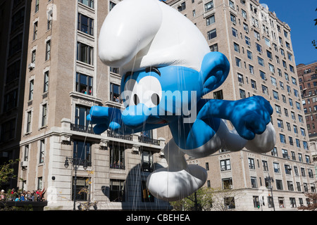 Das ungeschickte Schlumpf Helium gefüllt Ballon schwebt über Kopf während der 2011 Macy's Thanksgiving Day Parade in New York City. Stockfoto