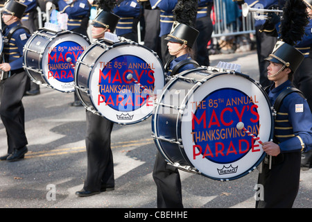 Mitglieder der Legacy High School Lightning Marching Band ausführen während der 2011 Macy's Thanksgiving Day Parade in New York. Stockfoto