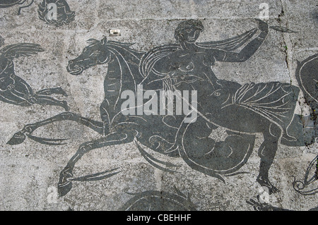 Amphitrite auf ein Hippocampus mit Hymenäus und Tritonen. Mosaik in den Bädern von Neptun. 2. Jahrhundert. Ostia Antica. Italien. Stockfoto