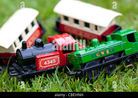 Spielzeug-Züge links in den Garten Scotland UK Stockfoto