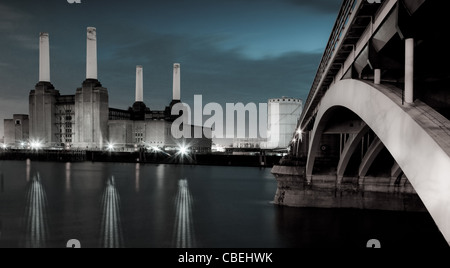 Battersea Kraftwerk in der Nacht von der Nordseite der Themse und dem Grosvenor Bridge nach rechts gedreht Stockfoto